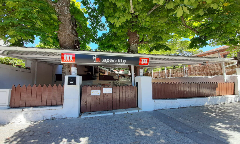 Entrada al Restaurante La Parrilla Miraflores puerta cerrada